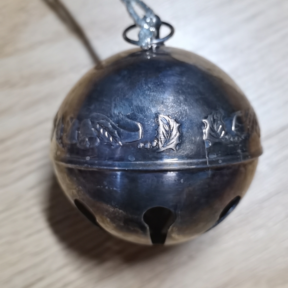 Vintage Wallace Christmas Sleigh Bell Ornament 1983 - Picture 4 of 9